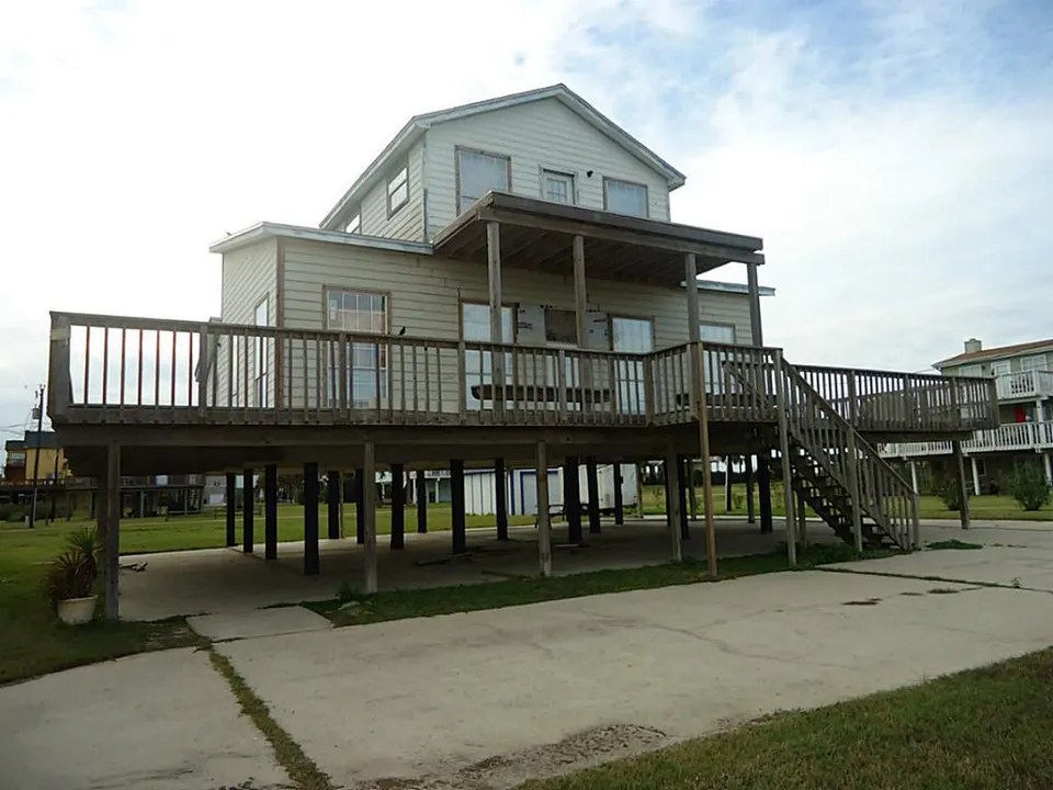 3915 11 Mile Rd, Galveston, TX 77554