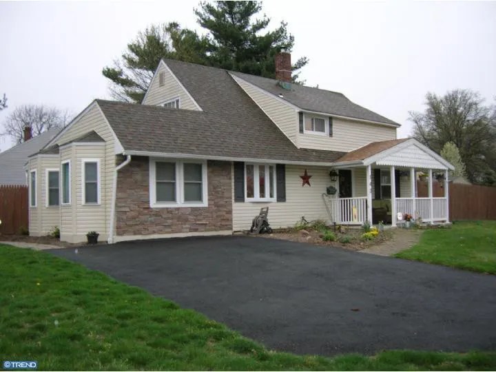 143 Goldenridge Dr, Levittown, PA 19057