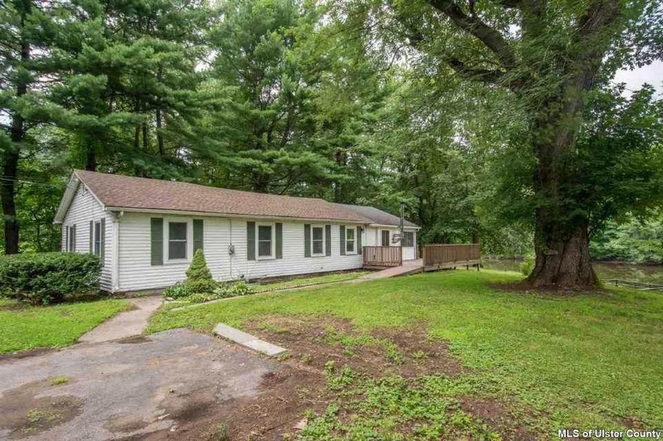 76 Brigham Ln, Lake Katrine, NY 12449