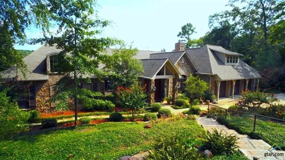 180 Golf Dr, Holly Lake Ranch, TX 75765