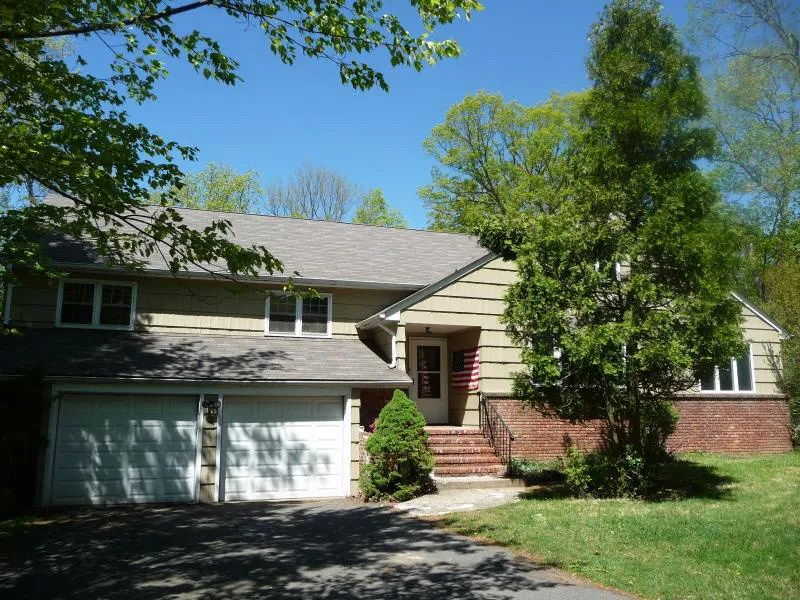 2 Coventry Rd, Livingston, NJ 07039