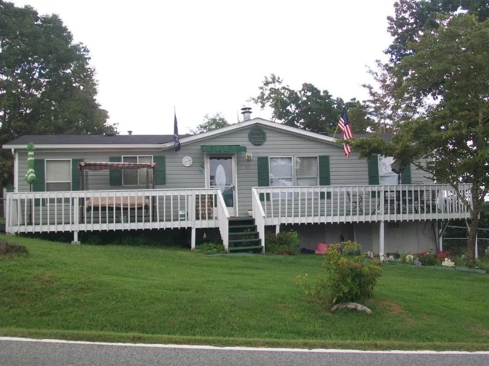 1323 Pinecrest Rd, Jacksboro, TN 37757