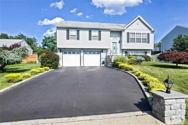 23 Sundown Dr, Bellport, NY 11713