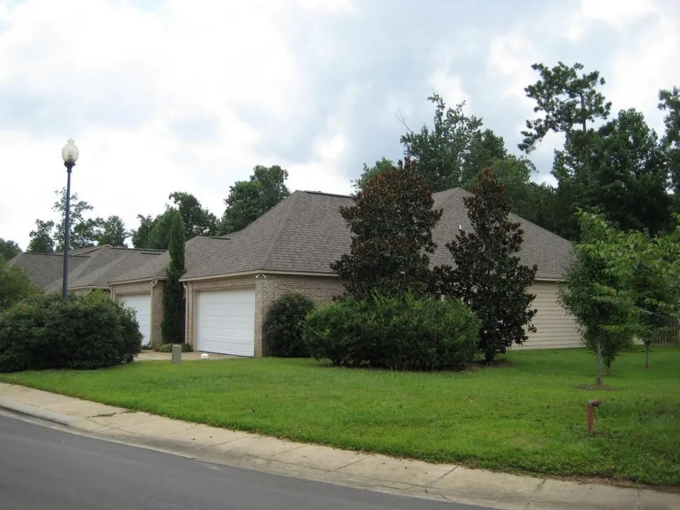 14 Riviera Dr, Hattiesburg, MS 39402