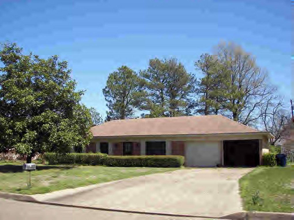 1014 Park Circle Dr, Clarksdale, MS 38614