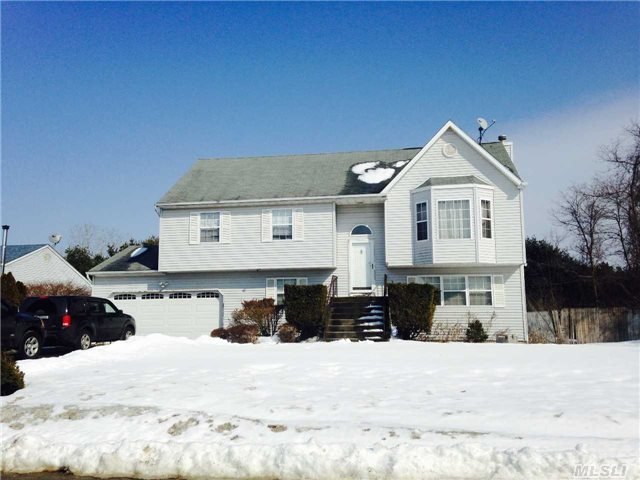 9 Sunset Dr, Bellport, NY 11713