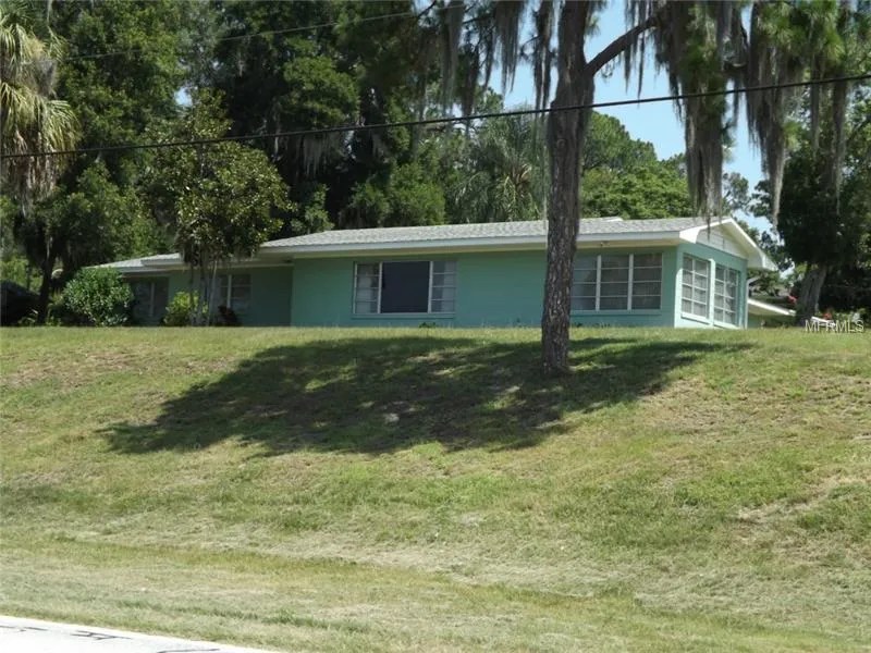 560 E Lakeshore Dr, Clermont, FL 34711