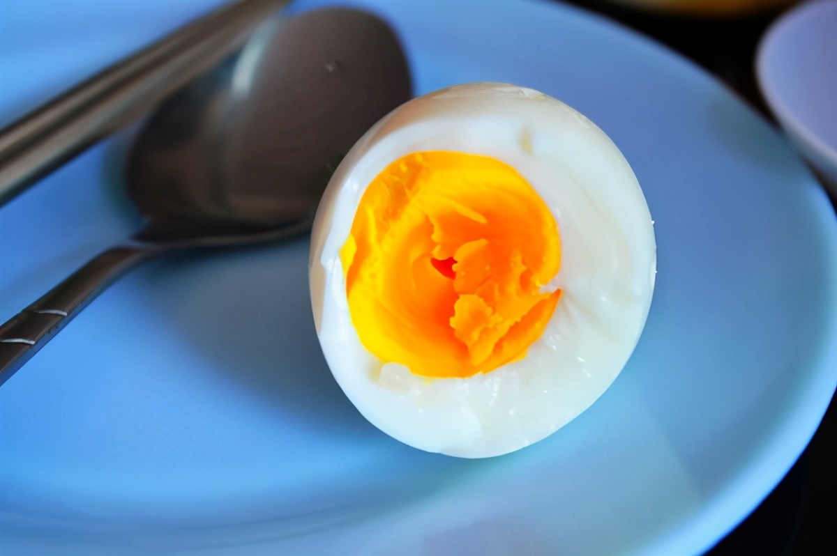 Eating too much eggs will increase blood pressure and blood lipids?One or half a day