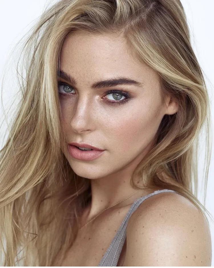 American model Elizabeth Turner - iMedia