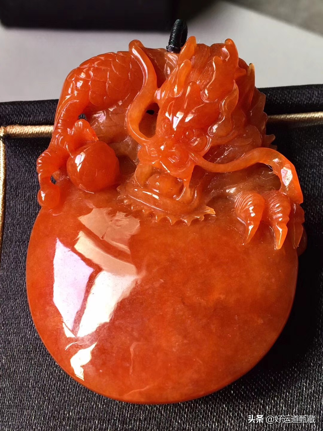 Red emerald and green emerald, red jade is bright and festive in color