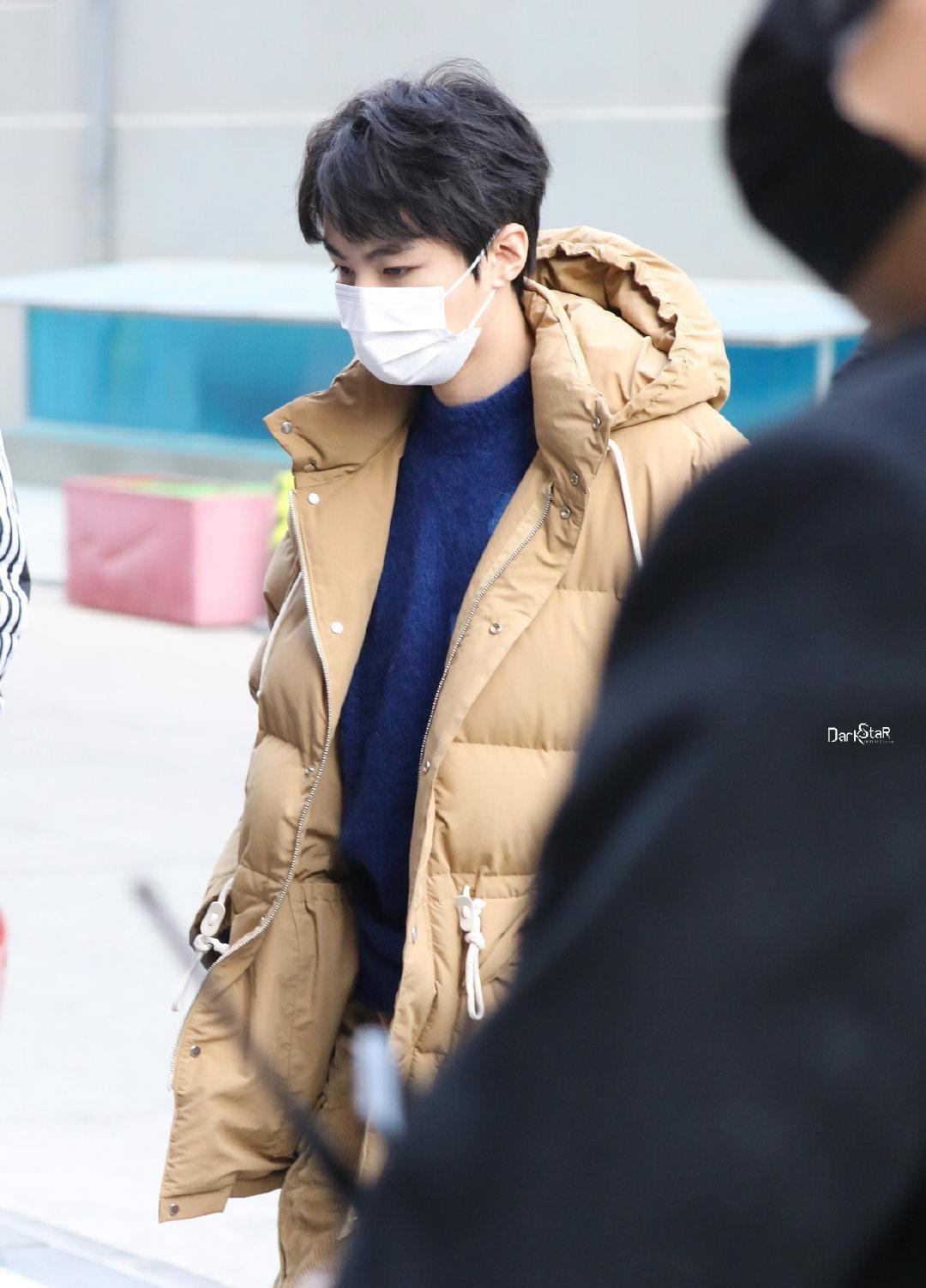 脳香り対称通勤服装男ペストリー不快誓約 学学男明星的私服造型，变得帅气不费力，看王俊凯的路透就挺帅的_Polo_羽绒服_深蓝色