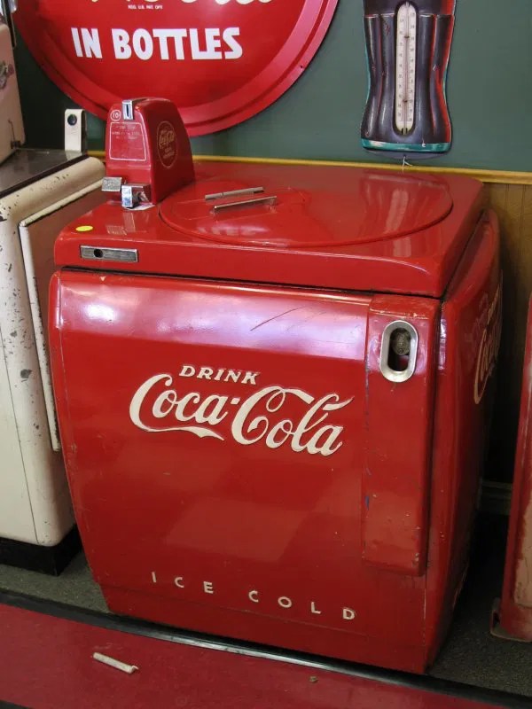 432 1940s COCACOLA VENDO V59 SODA MACHINE Lot 432
