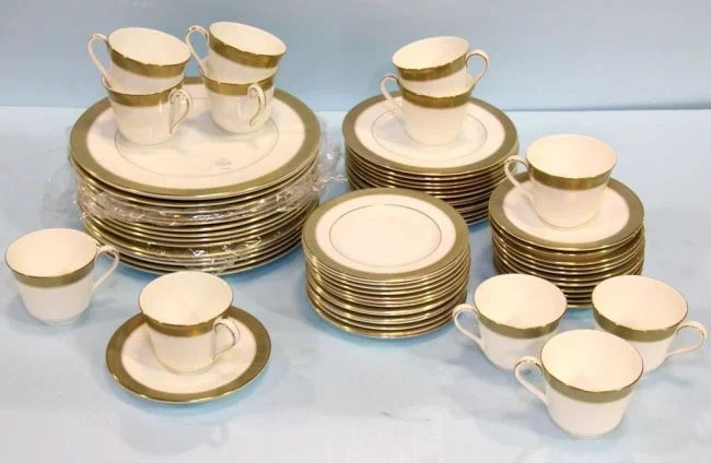 Set of Royal Doulton "Belvedere" China Lot 334