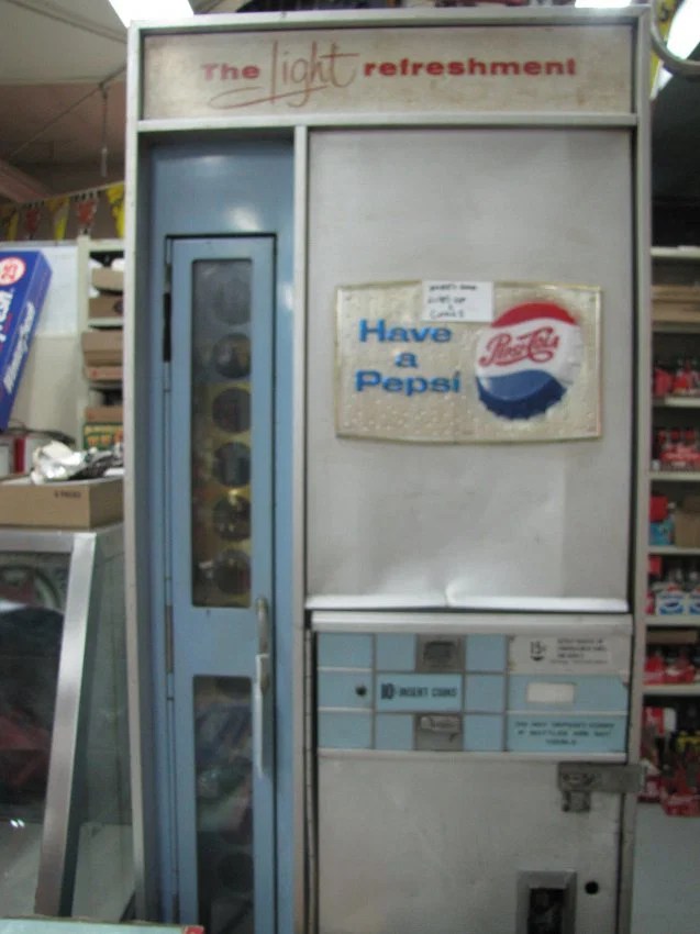692B Vendorlator Pepsi Vending Machine Lot 692B