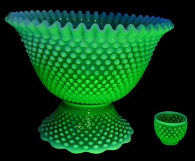 39 FENTON GREEN VASELINE GLASS HOBNAIL PUNCH SET Lot 39