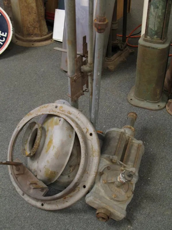 834 1925 GILBERT AND BARKER VISIBLE GAS PUMP PARTS Lot 834