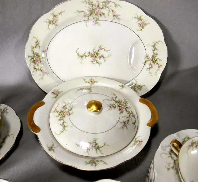 Theodore Haviland Rosalinde pattern china Lot 69Z