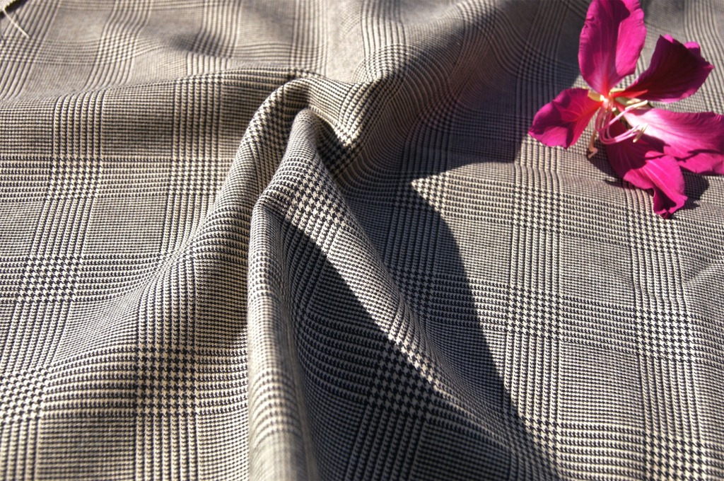 Black Beige Houndstooth Wool Glen Plaid Suiting Fabric WL38