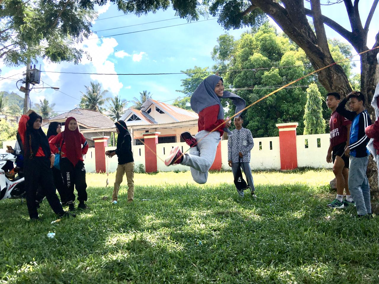 Siswa SMAN Tapango Jalin Kebersamaan Melalui Permainan