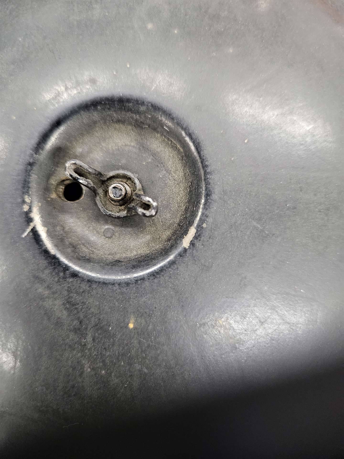 Oiling issues and hole in air filter lid. [PreWar (18991942