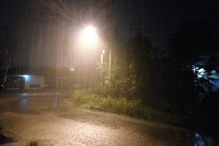 60+ Gambar Hujan Depan Rumah Malam Hari Terbaik Eyecandy