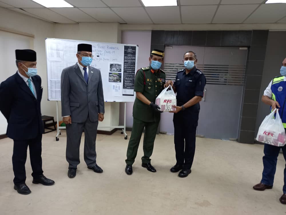 KDYMM YANG DIPERTUAN AGONG SUMBANG KFC KEPADA PETUGAS DI