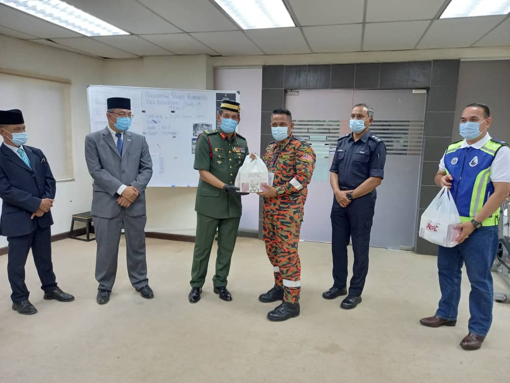 KDYMM YANG DIPERTUAN AGONG SUMBANG KFC KEPADA PETUGAS DI