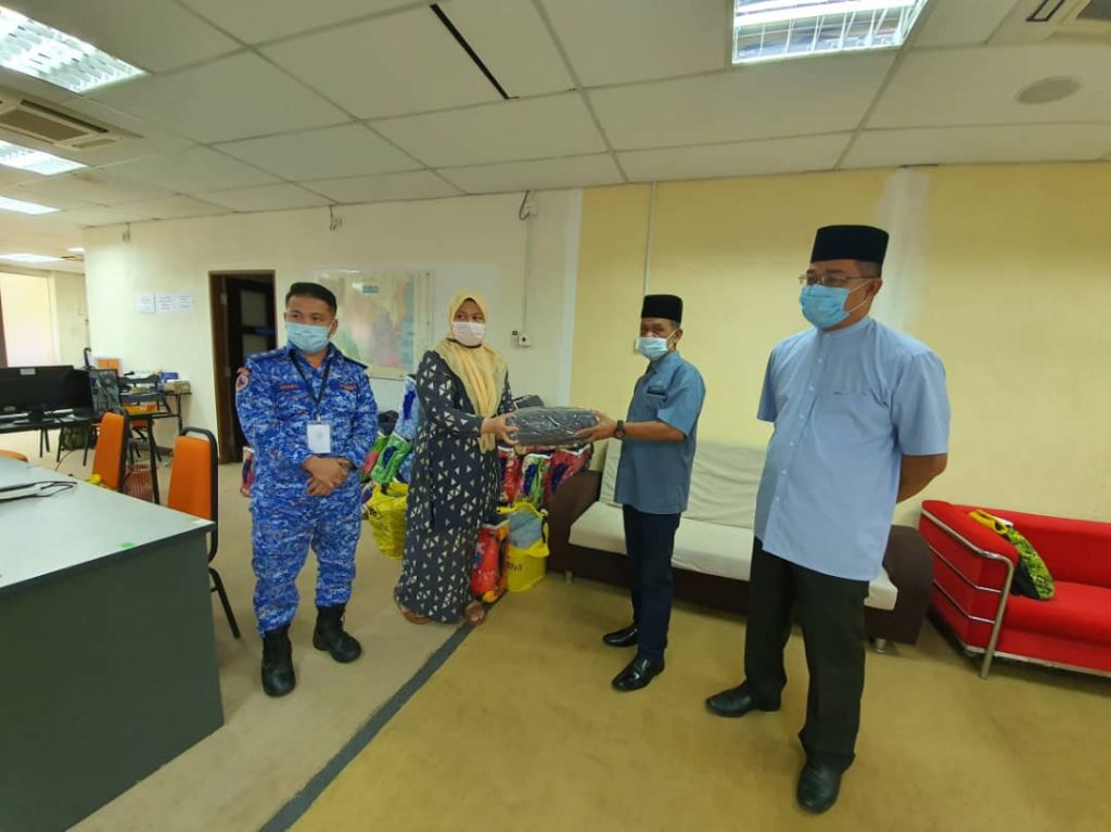 KDYMM AGONG BERKENAN KURNIA SUMBANGAN KEPADA PETUGAS