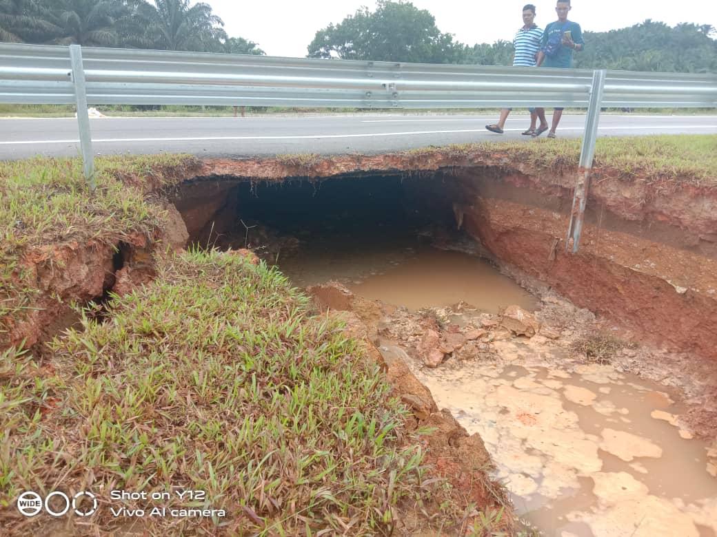 TANAH RUNTUH KM 63 DAN KM 73 JALAN KUANTANSEGAMAT