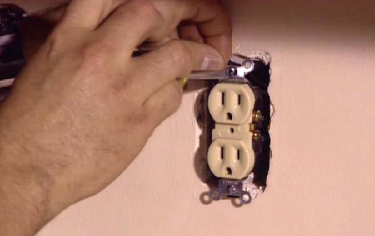 How to install a power outlet by yourself. Tips from PainCity