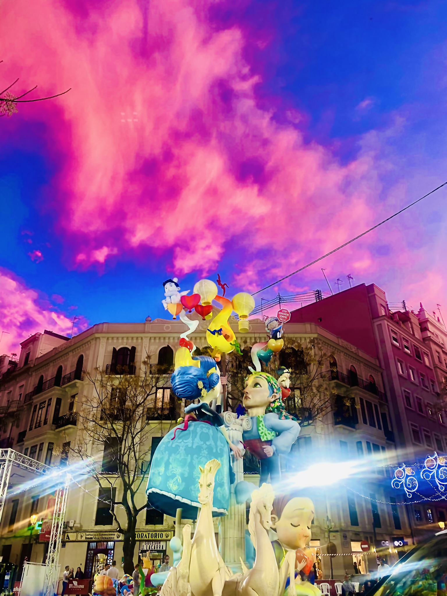 Una vuelta por el barrio ya en época de Les Falles JaZzArt en València