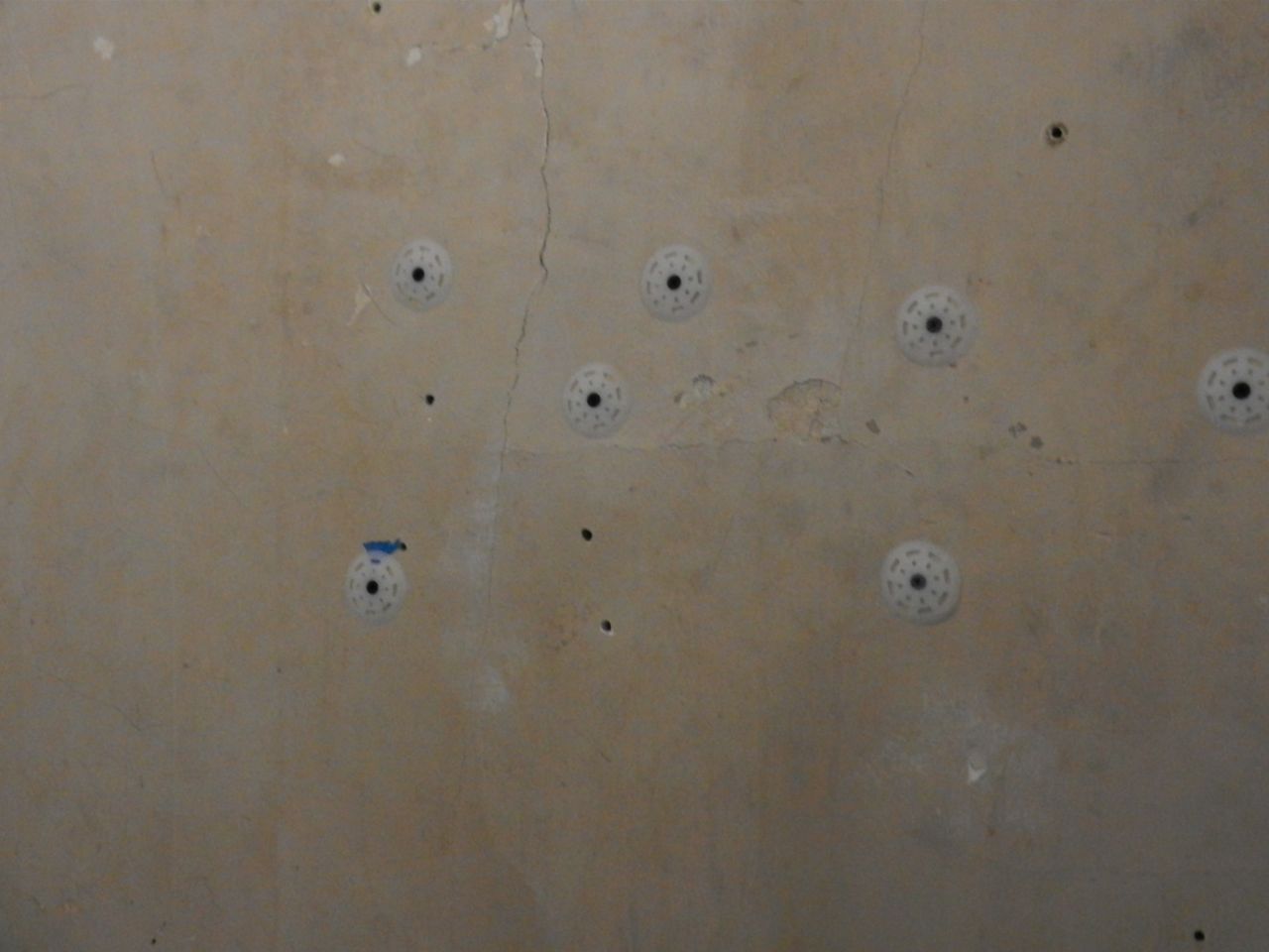 Repairing Cracks on Old Plaster Walls and Ceilings Painting In