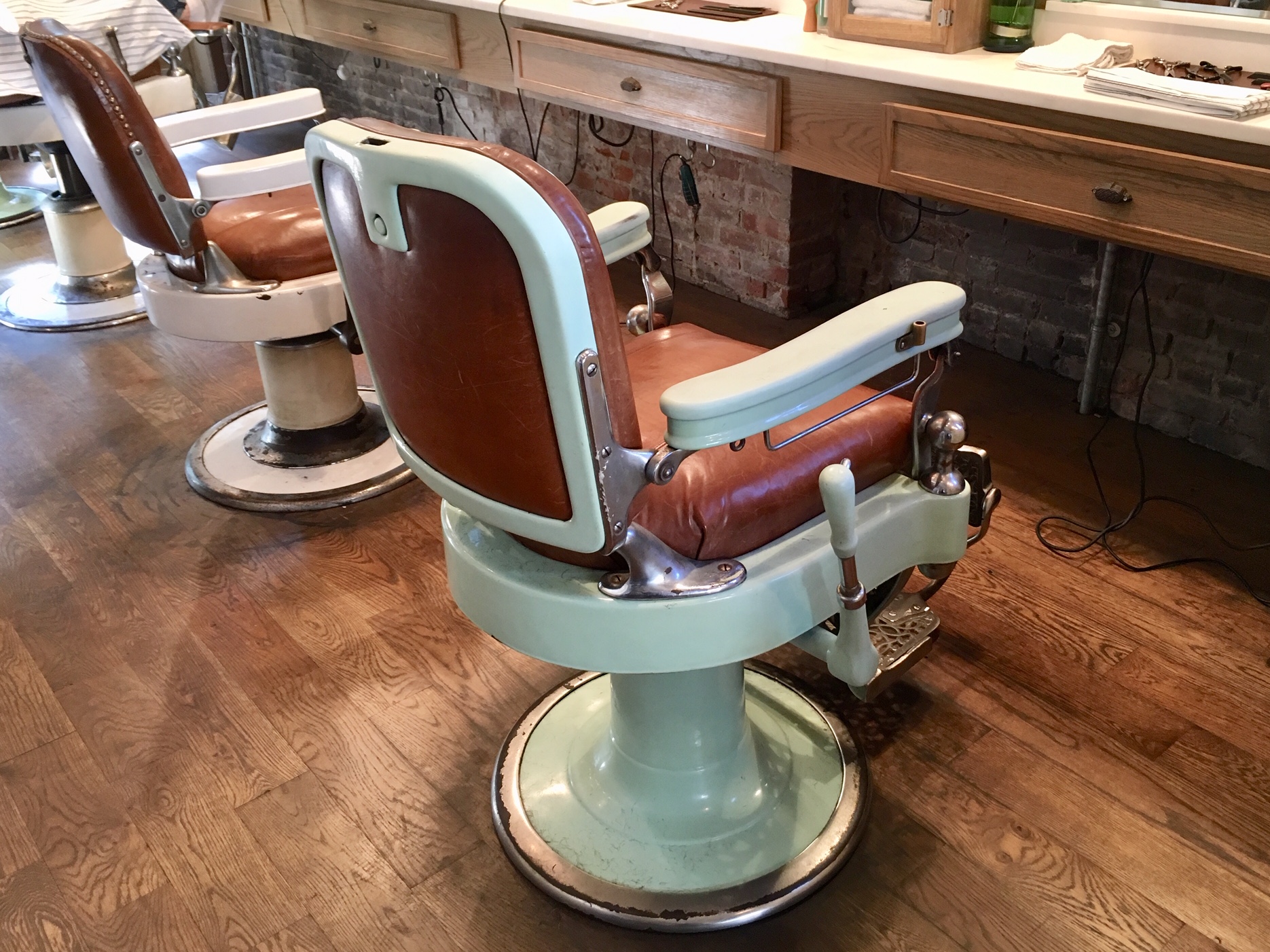 古い風習を現代風にアレンジ。理髪店×コーヒーショップ「COTTER BARBER」のブランドストーリー パケトラ ｜ 世界各国で暮らす