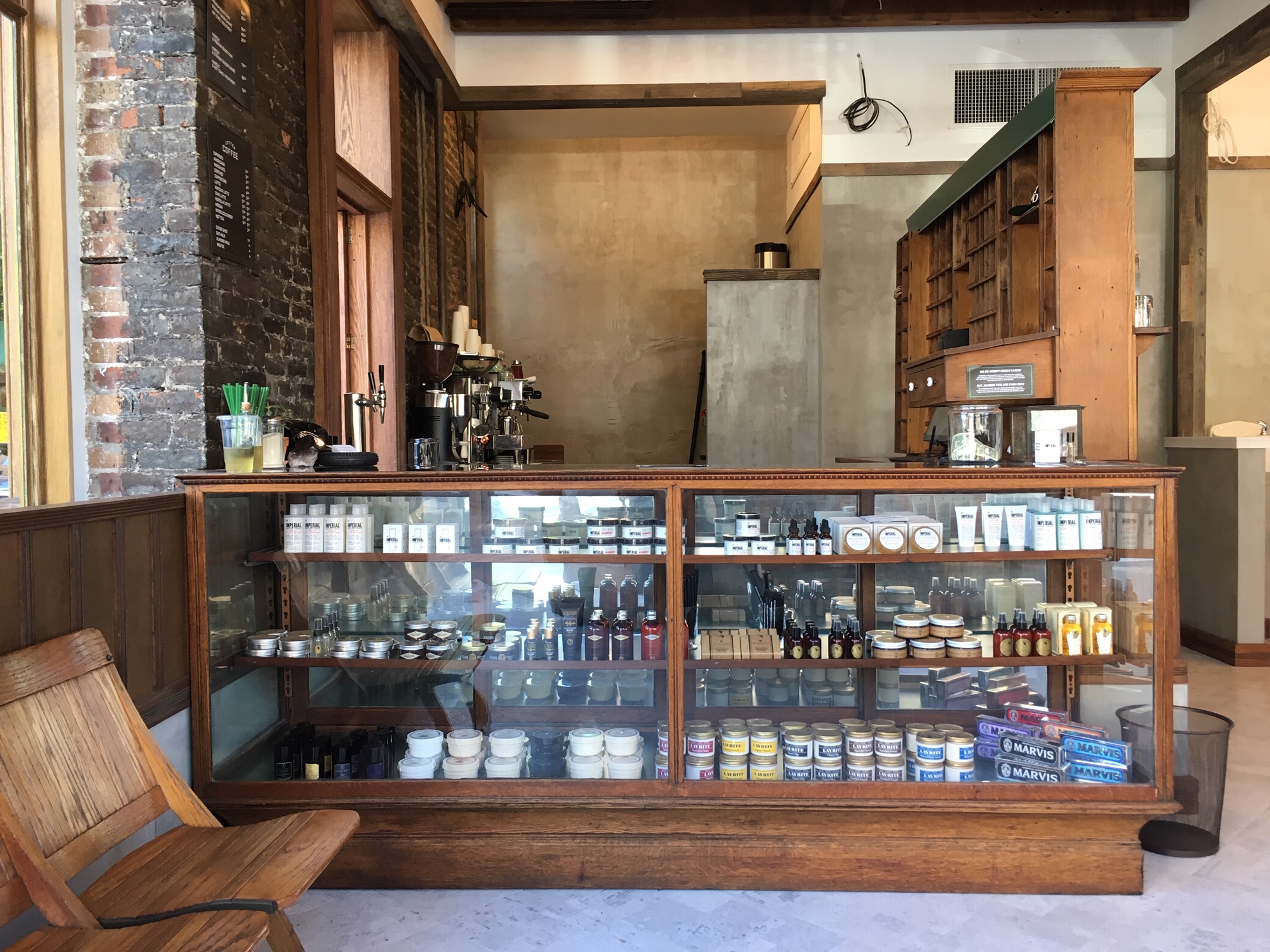 古い風習を現代風にアレンジ。理髪店×コーヒーショップ「COTTER BARBER」のブランドストーリー パケトラ ｜ 世界各国で暮らす