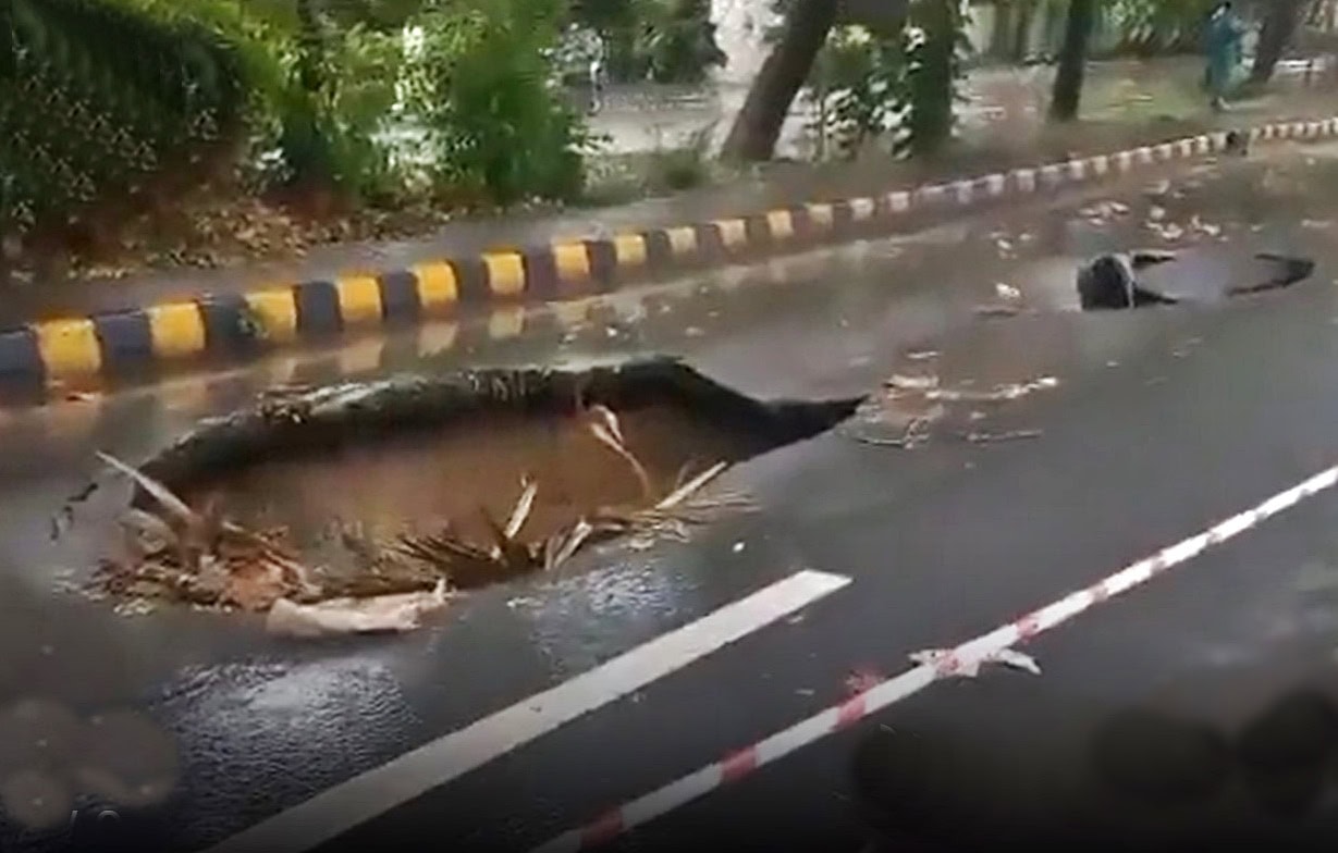 WATCH Heavy rain creates multiple sinkholes on Lahore’s Canal Road