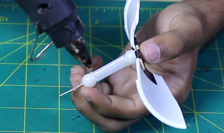 How to make rubber band power propeller car - DIY Science Projects