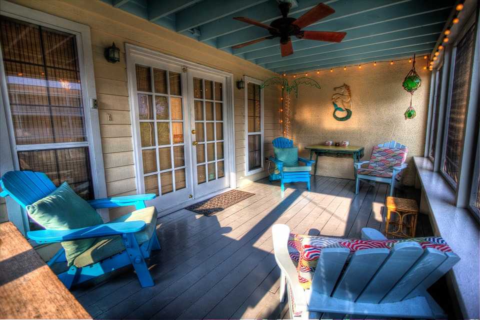 5 Décor Ideas For Your Cozy ScreenedIn Porch in Florida