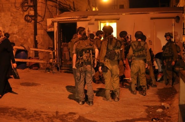 Hebron: Soldiers crowd around detained man