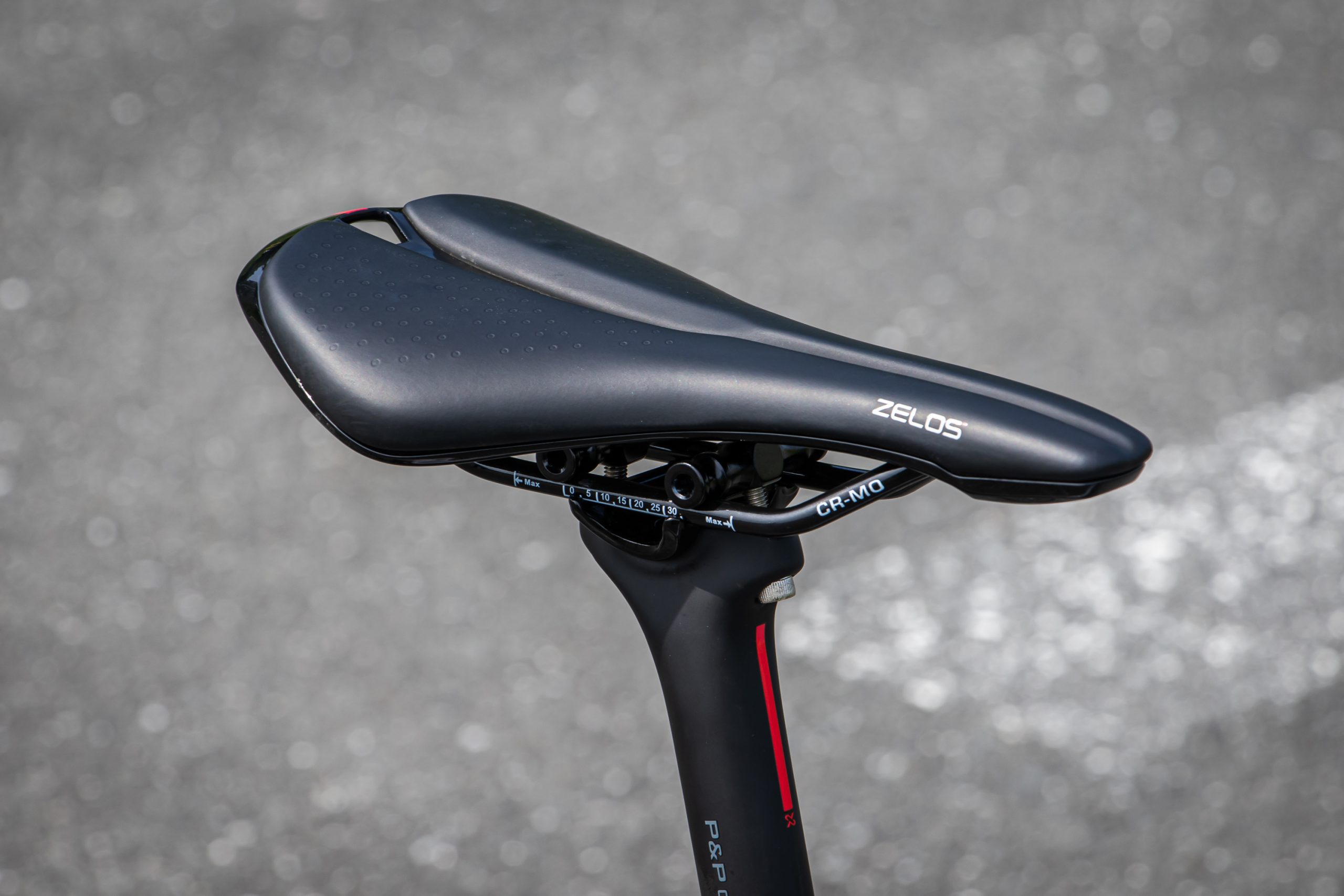 幅広い座面のショートノーズサドル【ZELOS】 P&P COMPONENTS