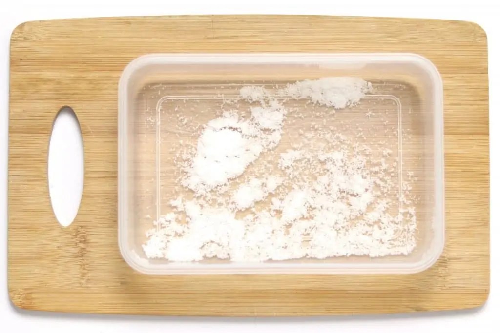 How To Get Garlic Smell Out Of Plastic Containers [11 HassleFree Ways