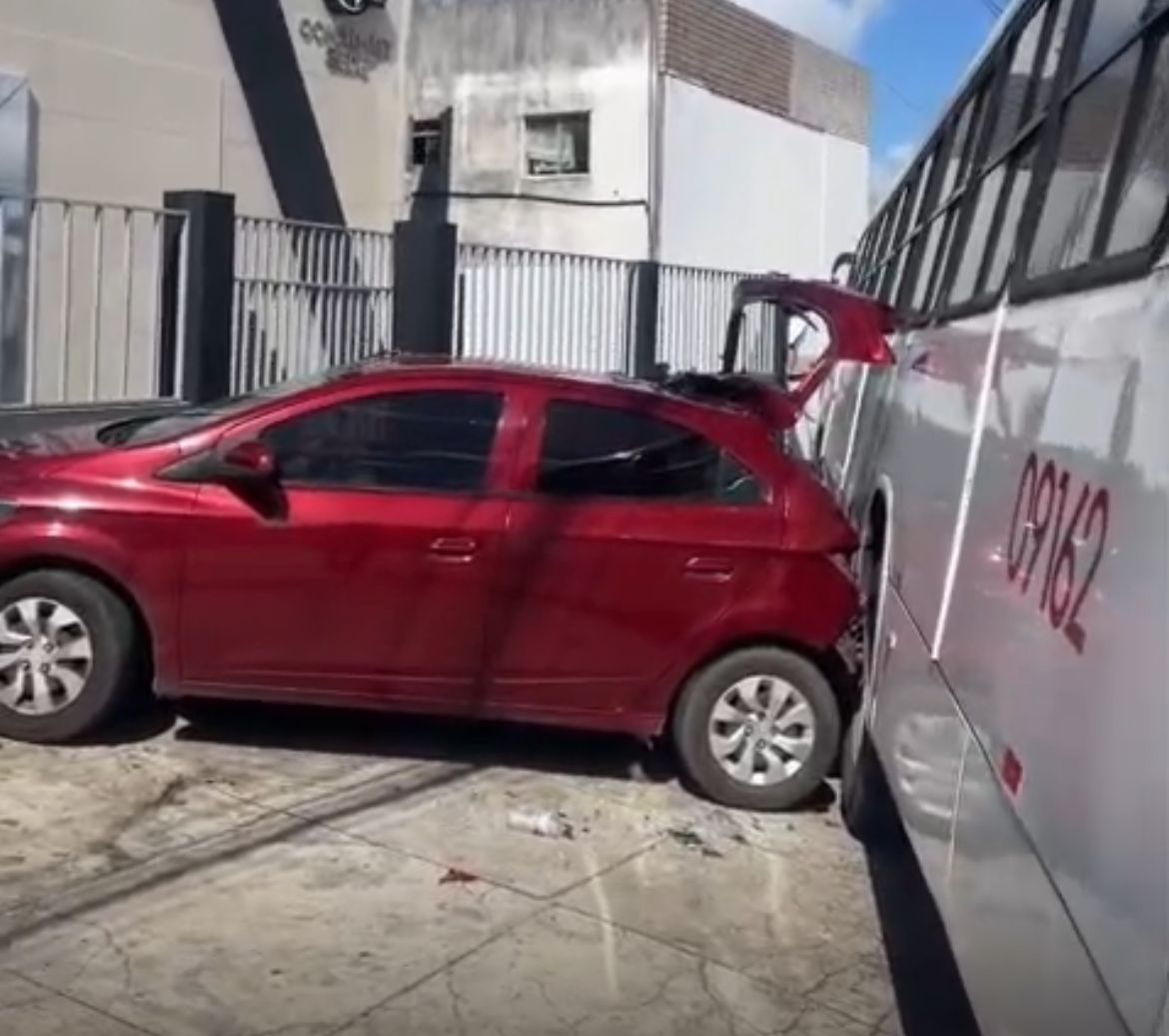 Ônibus sem motorista derruba muro de residência em João Pessoa