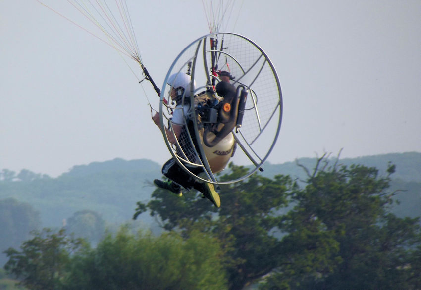How a paramotor works Basic design to in flight controls