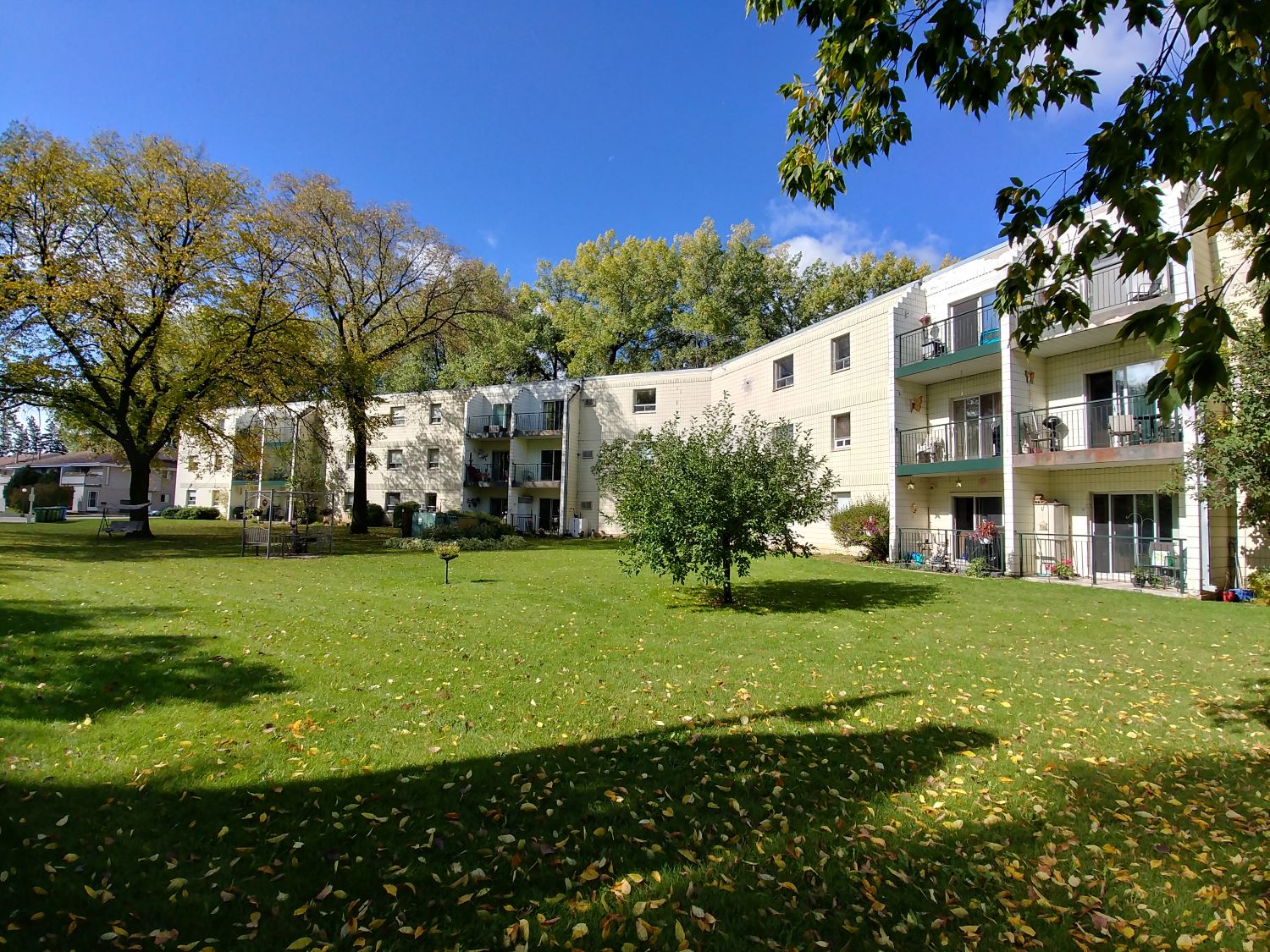 Lakeshore Apartments Paramount Properties