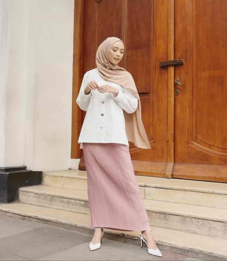 7 Style Warna Dusty Pink Tampilkan Kesan Muda