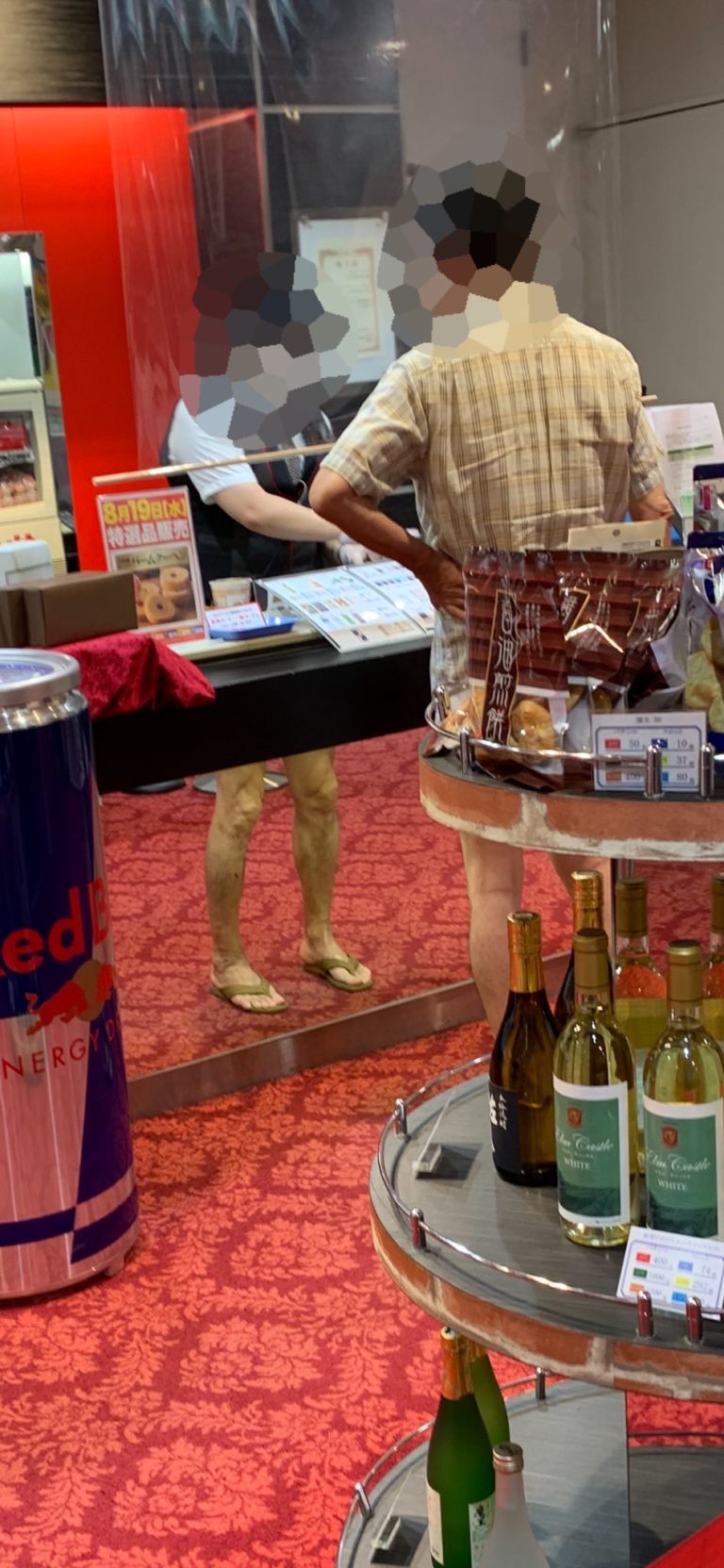 パチンコ屋女性店員さんのゴツ過ぎる生足wwwww パーラーフルスロットル