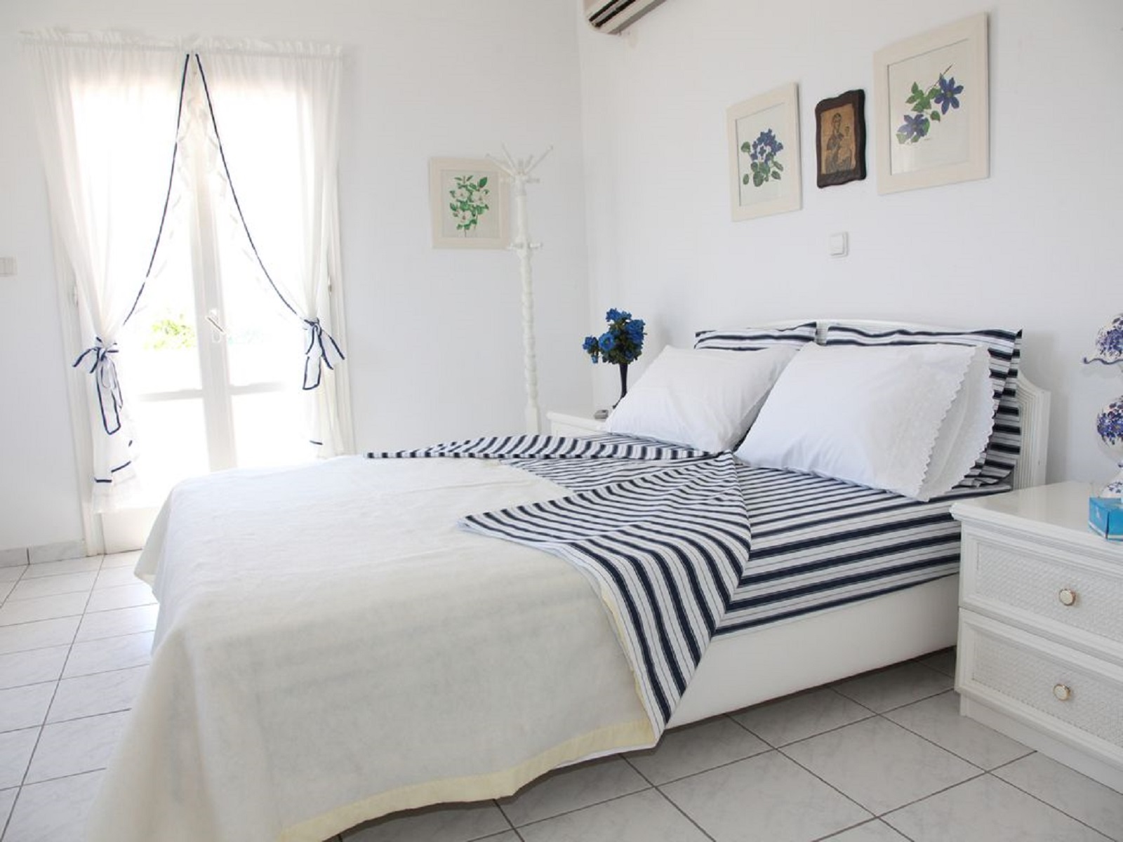 IsterniNaousa Villa for rent R017 Paros Invest Real Estate services