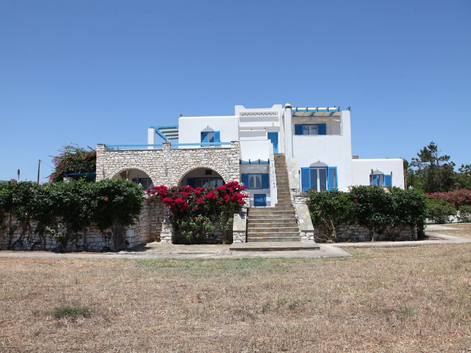 IsterniNaousa Villa for rent R017 Paros Invest Real Estate services