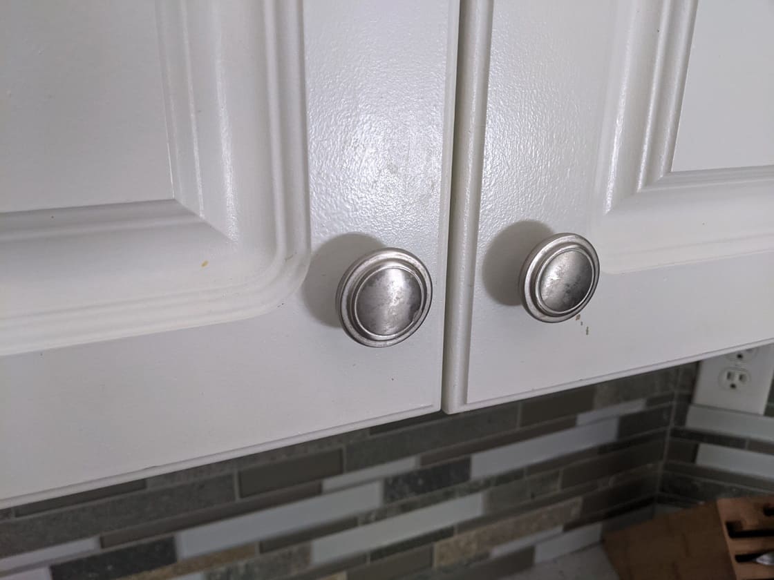 Kitchen knobs & handles hardware placement