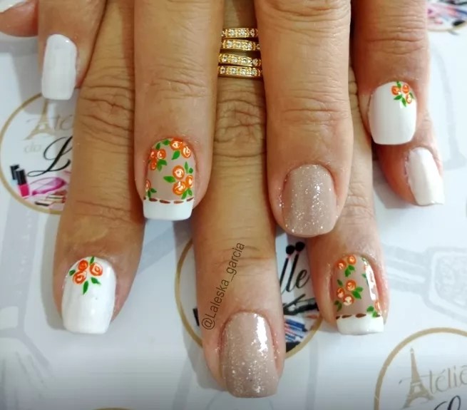Unhas decoradas com flores delicadas e cheias de estilo