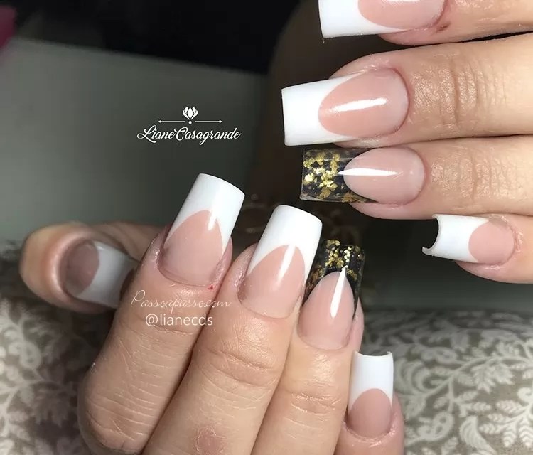Unhas francesa reversa Nail art glamourosa para você arrasar